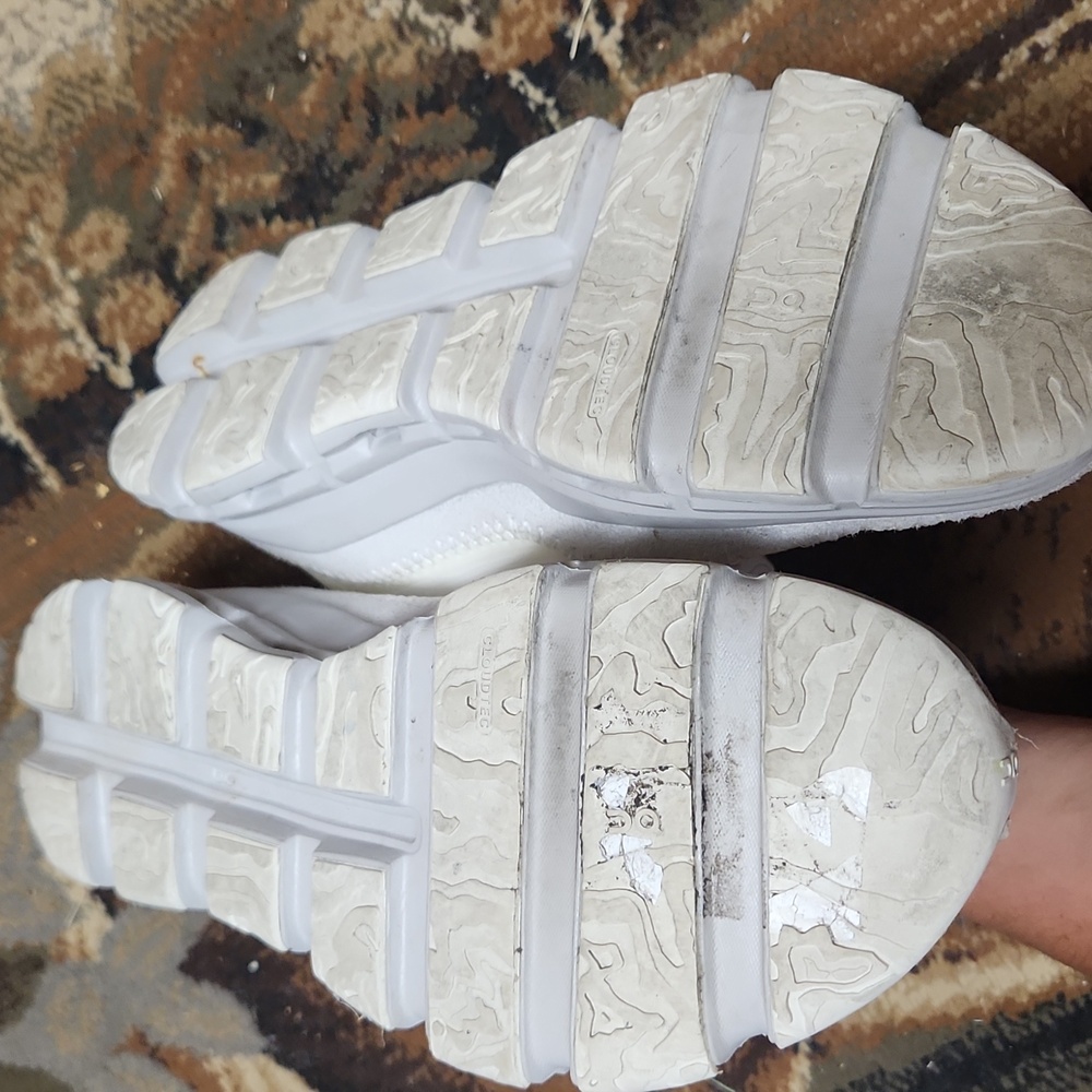 On Running Women's White Athletic Shoes - Picture 10 of 11